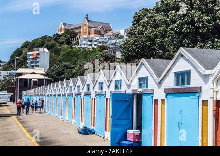 Plage huttes sur la Parade Oriental, avec église Saint-Gerard et monastère par John Swan et Frederick de Jersey Clere , Wellington, Nouvelle-Zélande Banque D'Images