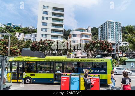 Appartements Anscombe, par Edmund Anscombe, 1937 et Broadwater par Keith Cooper, Oriental Parade, Wellington, Nouvelle-Zélande, et bus Metlink Banque D'Images