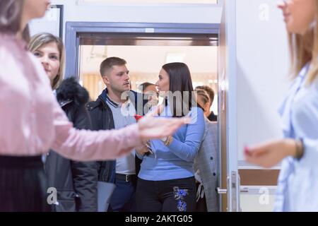 Groupe international d'élèves avec sortir de classe à l'université et se reposant après une conférence. Heureux les amis d'étudier ensemble, les dépenses de Banque D'Images