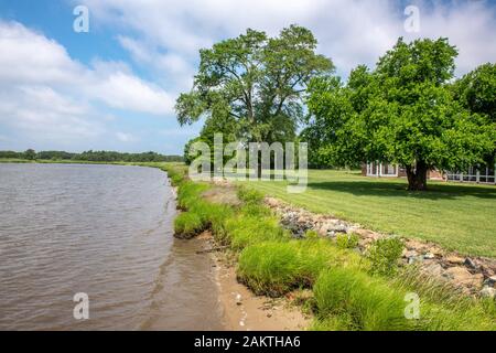 Le Chesapeake bay washing up contre les banques Maryland USA. Banque D'Images