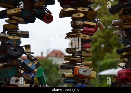 Beaucoup de cadenas sur la rampe d'un pont qui représentent l'amour éternel entre les amoureux Banque D'Images