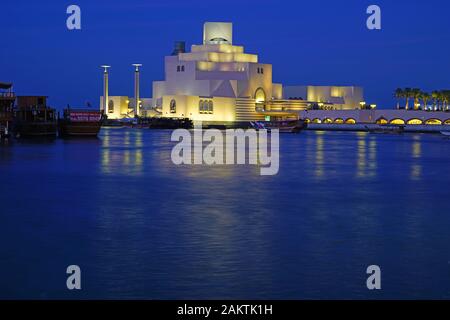 DOHA, QATAR - 11 DEC 2019- vue de la nuit de l'emblématique musée d'Art Islamique bâtiment conçu par l'architecte I. M. Pei, ouvert en 2008, situé sur le programme de Doha Banque D'Images