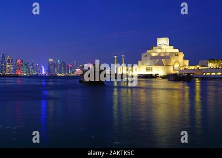 DOHA, QATAR - 11 DEC 2019- vue de la nuit de l'emblématique musée d'Art Islamique bâtiment conçu par l'architecte I. M. Pei, ouvert en 2008, situé sur le programme de Doha Banque D'Images