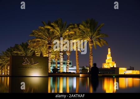 DOHA, QATAR - 11 DEC 2019- vue de la nuit de l'emblématique musée d'Art Islamique bâtiment conçu par l'architecte I. M. Pei, ouvert en 2008, situé sur le programme de Doha Banque D'Images