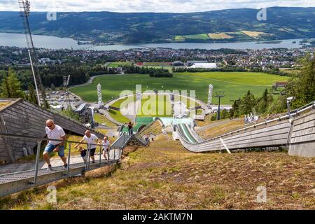 Lillehammer, Norvège, 18 juillet 2019: Tourisme marchant vers le haut saut à ski Lyssgardsbakke à Olympiapark à Lillehammer Norvège, vue du haut. Banque D'Images