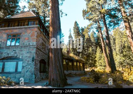 Au milieu de l'une des plus belles plages de lac de toute la Californie, Emerald Bay, est une ancienne maison scandinave appelée vikingsholm. Banque D'Images