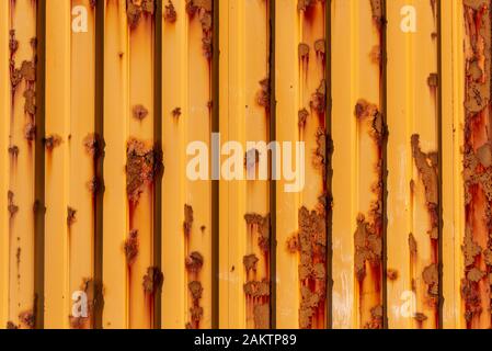 Texture de vieux conteneurs metail sur la plage à Dungeness, Kent, UK. Peut être utilisé comme arrière-plan. Banque D'Images