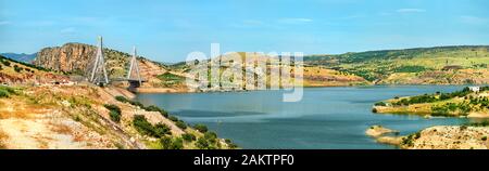 Le lac du barrage Atatürk sur l'Euphrate dans le sud-est de la Turquie Banque D'Images