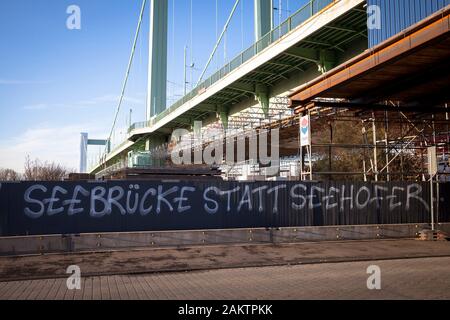 Protestation contre la politique des réfugiés de secrétaire de l'intérieur, Horst Seehofer lors d'une clôture construction Muelheimer sous le pont, Cologne, Allemagne. Banque D'Images