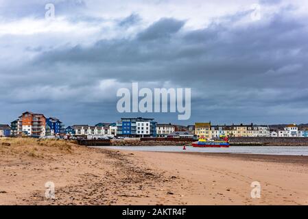 EXMOUTH, Devon, UK - 5MAR2019 : Stuart Line Cruises navire de plaisance en passant par l'étroit canal d'eau entre Dawlish Warren et ERxmouth, à t Banque D'Images
