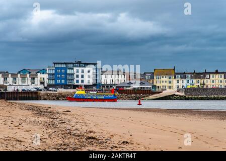 EXMOUTH, Devon, UK - 5MAR2019 : Stuart Line Cruises navire de plaisance en passant par l'étroit canal d'eau entre Dawlish Warren et ERxmouth, à t Banque D'Images