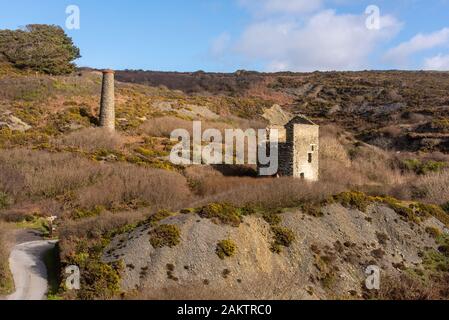 Vieux bâtiments de la mine dans la vallée de Trevellas près de St Agnes, Cornwall, UK. Banque D'Images