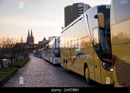 Parc des entraîneurs en longues rangées dans la rue Konrad-Adenauer-Ufer sur le Rhin, la cathédrale, Cologne, Allemagne. Reisebusse à langen Schlang parken Banque D'Images
