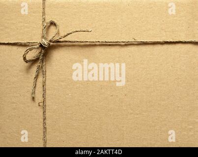 Boîte en carton brun lié avec corde Banque D'Images