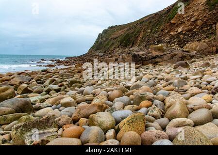 Le 'Dinosaur Egg' plage de Porth Nanven, St Just, Cornwall est composé de grandes zones rocheuses. Banque D'Images