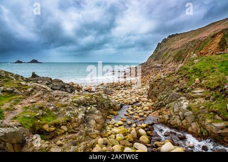 Le 'Dinosaur Egg' plage de Porth Nanven, St Just, Cornwall est composé de grandes zones rocheuses. Brisons les rochers peuvent être vu dans la distance. Banque D'Images