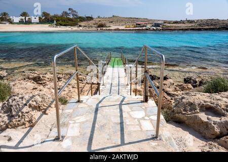 Descente d'escalier de la plage. L'eau et de la plage de Nissi Azzure dans Aiya Napa, Chypre Banque D'Images