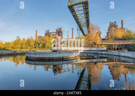 Duisburg - vue sur le réservoir d'eau de Landschaftspark Duisburg-Meiderich avec des bâtiments de aciéries reflétés dans l'eau, Rhénanie du Nord Westphalie, Ge Banque D'Images