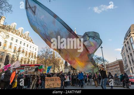 Ambassade d'Australie, Londres, Royaume-Uni. 10 janvier, 2020. Après les effets dévastateurs des feux de brousse australienne en 2019 et en 2020, les manifestants se rassemblent à l'extérieur de l'ambassade d'Australie à Londres. On demande Les demandes clés du gouvernement australien sont à payer tous les pompiers et donner force plein financement, fournir des secours d'urgence et l'aide aux communautés affectées et commencer la transition rapide loin de combustibles fossiles. Penelope Barritt/Alamy Live News Banque D'Images