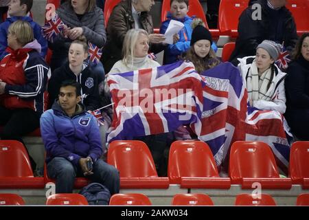 Laussane, Suisse. 10 janvier, 2020. Les fans anglais avec le drapeau britannique regardent le jeu de curling entre la Grande-Bretagne et la France le 10 janvier 2020 aux JOJ Laussane, Suisse de Champéry curling arena Crédit : AlfredSS/Alamy Live News Banque D'Images