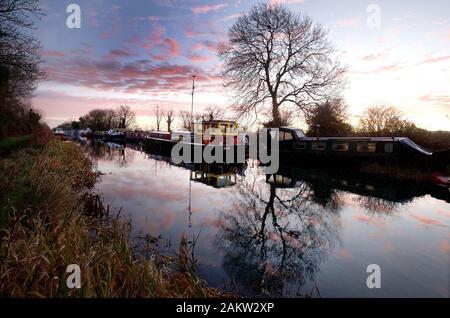 Le soleil se lève sur barges au grand canal dans Hazelhatch, Newcastle, dans le comté de Dublin. Banque D'Images
