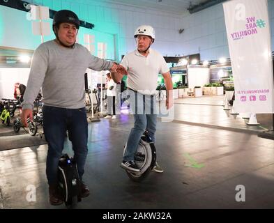 Bruxelles, Belgique. Jan 9, 2020. Un visiteur essaye sur un monocycle électrique auto-équilibrage au secteur d'expérience de la 98e Salon de l'Automobile de Bruxelles à Bruxelles, Belgique, le 9 janvier 2020. La 98e édition du Salon Automobile de Bruxelles, qui se tiendra du 10 au 19 janvier ici à l'Expo de Bruxelles, mettra en vedette de nouveaux concepts de mobilité douce et partagés, y compris les nouvelles technologies et les systèmes de partage. Pour aller avec 'Bruxelles Motor Show de se concentrer sur la mobilité alternative' Credit : Pan Geping/Xinhua/Alamy Live News Banque D'Images