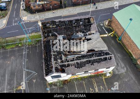 Vue aérienne aérienne d'un bâtiment incendié au coeur de la ville de Hanley, Stoke on Trent, un bâtiment brûlé au sol par une attaque d'incendie, Banque D'Images