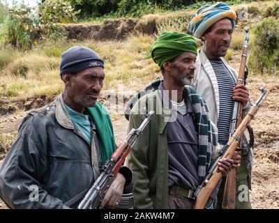 Les villageois armés patrouiller leurs terres, montagnes du Simien, l'Éthiopie. Banque D'Images