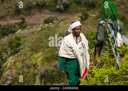 Les villageois armés patrouiller leurs terres, montagnes du Simien, l'Éthiopie. Banque D'Images