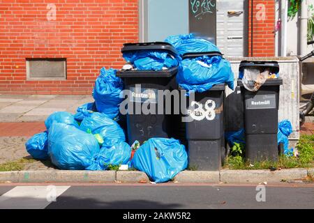 Sacs à ordures bleus et poubelles noires pour déchets résiduels se trouvant sur le trottoir, Allemagne, Europe Banque D'Images