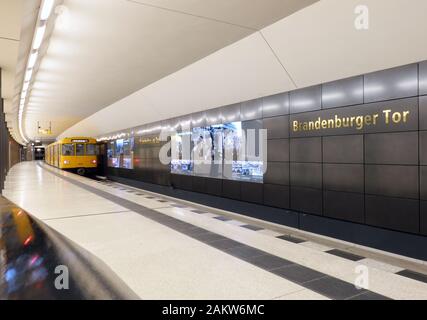 Berlin, Allemagne. Dec 27, 2019. Une ligne de métro 55 feuilles de la gare la Brandenburger Tor. Les trains s'arrêtent à la station sur le Reichstag près de deux kilomètres, sur le chemin de la porte de Brandebourg. La ligne, également connu comme le Kanzlerbahn, est d'être fusionnée dans la ligne U5 après l'achèvement des travaux de construction à prolonger la ligne entre l'Alexanderplatz et la porte de Brandebourg. Credit : Soeren Stache/dpa-Zentralbild/ZB/dpa/Alamy Live News Banque D'Images