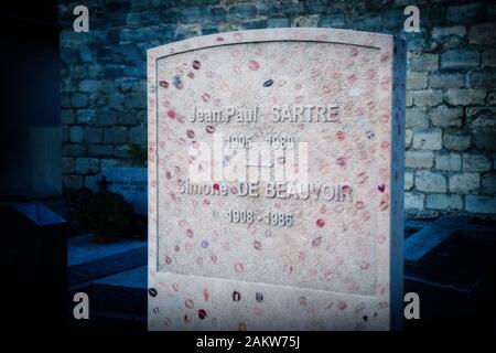 La tombe de Jean Paul Sartre et Simone de Beauvoir dans le cimetière Montparnasse Banque D'Images