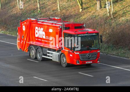 BIFFA collecte de déchets transport camions de livraison, camion, transport, camion, porte-bagages, Véhicule Mercedes Benz rouge, industrie du transport commercial des déchets, M55 à Blackpool, Royaume-Uni Banque D'Images