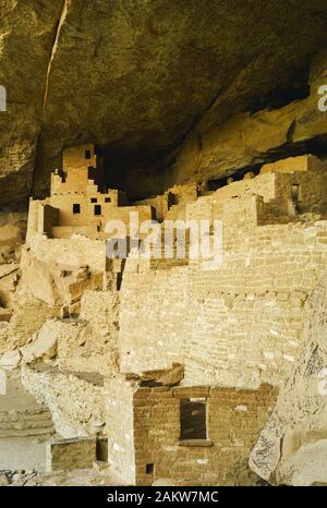 Cliff Palace à Mesa Verde, Ruines d'un peuple Anasazi, Orientation Portrait Banque D'Images