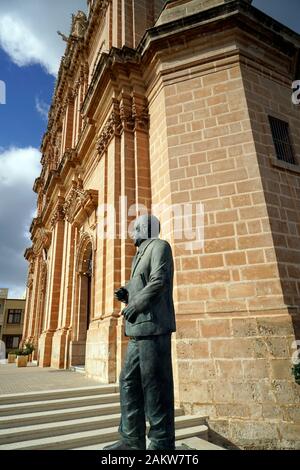 Denkmal an den Politiker Carm Lino Spiteri vor der Pfarrkirche Maria Geburt, Mellieha, Malte Banque D'Images