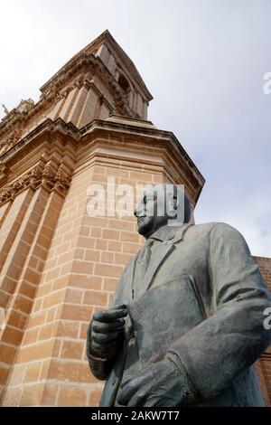 Denkmal an den Politiker Carm Lino Spiteri vor der Pfarrkirche Maria Geburt, Mellieha, Malte Banque D'Images