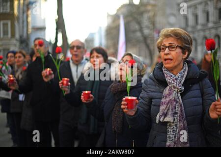 Les participants à une Veillée organisée par les communautés de l'Anglo-Iranian au Royaume-Uni et les partisans du Conseil national de la résistance iranienne (CNRI) dans la région de Whitehall, Londres, pour les passagers de l'Ukrainian International Airlines vol qui s'est écrasé à seulement quelques minutes après avoir décollé de l'aéroport international Imam Khomeini à Téhéran mercredi, tuant 176 personnes. Banque D'Images