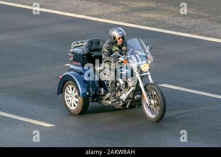 Blue Harley Davidson Tri-Glide Ultra Classic Trike ; circulation automobile au Royaume-Uni, transport, véhicules modernes, motos, moto, 3 roues, tricycle, tricycle, moto 3 roues, Trikes motos, trois véhicules à moto-roue, véhicule, routes britanniques, moteurs, conduite en direction du sud sur l'autoroute M55 à 3 voies Banque D'Images