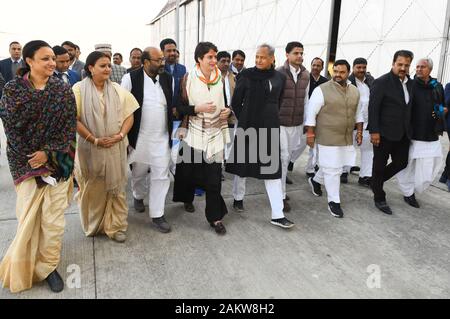 Jaipur, Inde. 10 janvier, 2020. Le Secrétaire général et chef du Parti du Congrès Priyanka Gandhi Vadra avec Ashok Gehlot Ministre Chef du Rajasthan à Jaipur. Sous-CM Sachin Pilot, ministre du cabinet Raghu Sharma, Pratap Singh, Khachariyawas Mamta Bhupesh et d'autres dirigeants ont également vu. (Photo by Sumit Mamadou Diop/Pacific Press) Credit : Pacific Press Agency/Alamy Live News Banque D'Images