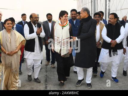 Jaipur, Inde. 10 janvier, 2020. Le Secrétaire général et chef du Parti du Congrès Priyanka Gandhi Vadra avec Ashok Gehlot Ministre Chef du Rajasthan à Jaipur. Raghu Sharma, ministre du Cabinet Mamta Bhupesh et d'autres dirigeants ont également vu. (Photo by Sumit Mamadou Diop/Pacific Press) Credit : Pacific Press Agency/Alamy Live News Banque D'Images