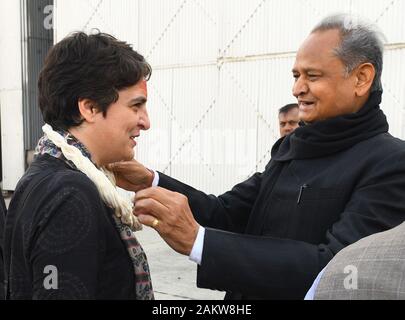 Jaipur, Inde. 10 janvier, 2020. Le Secrétaire général et chef du Parti du Congrès Priyanka Gandhi est accueillie par le Rajasthan Ministre principal Ashok Gehlot comme elle arrive à Jaipur. (Photo by Sumit Mamadou Diop/Pacific Press) Credit : Pacific Press Agency/Alamy Live News Banque D'Images