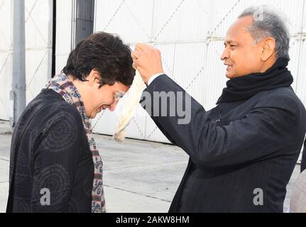 Jaipur, Inde. 10 janvier, 2020. Le Secrétaire général et chef du Parti du Congrès Priyanka Gandhi est accueillie par le Rajasthan Ministre principal Ashok Gehlot comme elle arrive à Jaipur. (Photo by Sumit Mamadou Diop/Pacific Press) Credit : Pacific Press Agency/Alamy Live News Banque D'Images