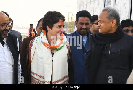 Jaipur, Inde. 10 janvier, 2020. Le Secrétaire général et chef du Parti du Congrès Priyanka Gandhi Vadra avec Ashok Gehlot Ministre Chef du Rajasthan à Jaipur. (Photo by Sumit Mamadou Diop/Pacific Press) Credit : Pacific Press Agency/Alamy Live News Banque D'Images
