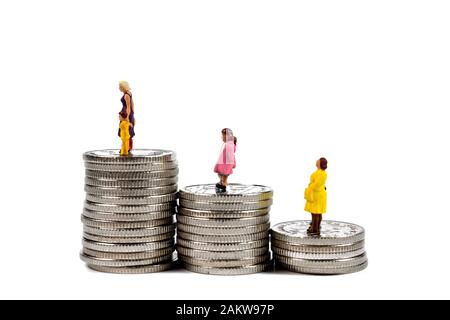 Mini-figurine mères et enfants, debout sur 10 pièces de monnaie de penny, concept de crédit universel Banque D'Images