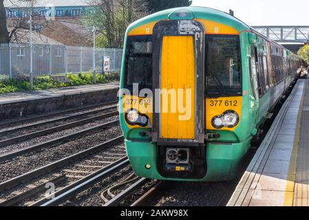 Londres, UK - 24Mar2019 : le sud du chemin de fer du train numéro 377612 classe 377 arrivant à la station de Sydenham, dans le sud de Londres. Banque D'Images