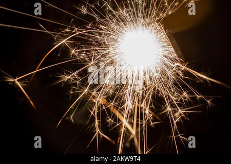 Sparkler brûlant lentement à la Saint-Sylvestre. Vitesse d'obturation plus lente pour maximiser la lumière et pour des effets spectaculaires. Banque D'Images
