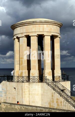 Blick Vom Lower Barrakka Garden Auf Das Siege Bell War Memorial, Valletta, Malte Banque D'Images