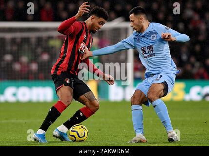 Joshua King d'AFC Bournemouth et Dwight McNeil de Burnley en action - Bournemouth AFC v Burnley, Premier League, stade de vitalité, Bournemouth, Royaume-Uni - 21 décembre 2019 Editorial N'utilisez que des restrictions s'appliquent - DataCo Banque D'Images