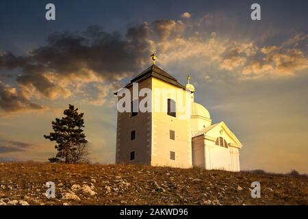 Belle et célèbre chapelle Saint-Sébastien (Svaty Kopecek - en tchèque) au coucher du soleil. Mikulov, Région De Moravie Du Sud. République Tchèque. Banque D'Images