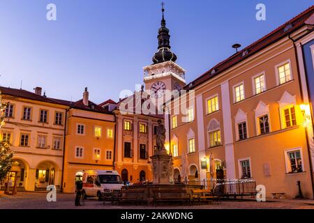 Place De Nuit À Mikulov, Moravie Du Sud, République Tchèque. Banque D'Images